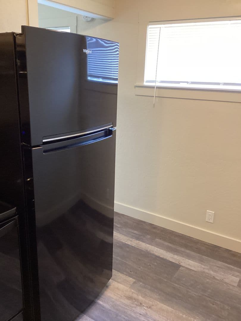 Lebanon Apartment: 152 E. Milton St. #6
