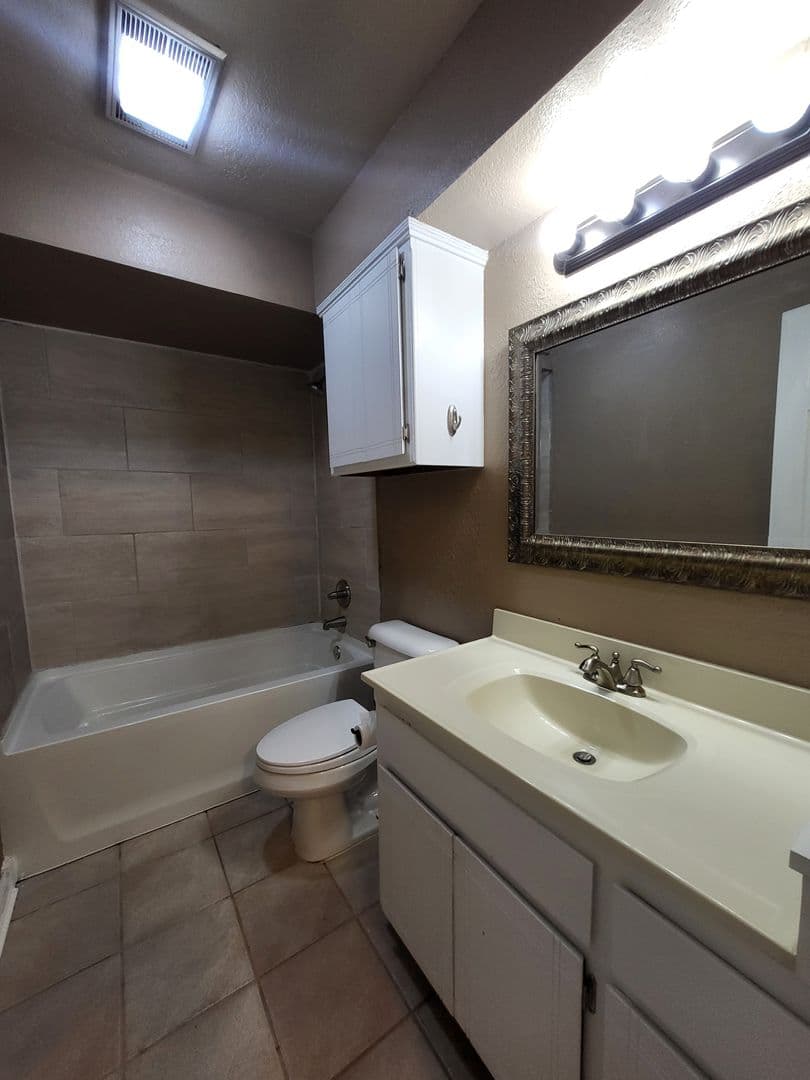 Norman House: 2008 Grassland Dr