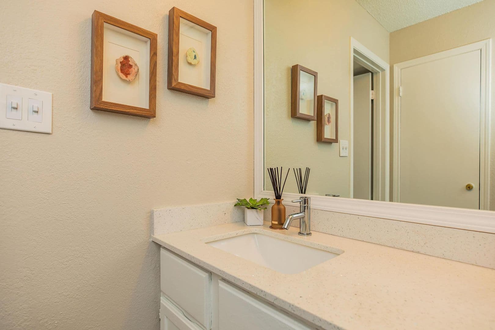 Tyler Apartment: 3304 Golden Road