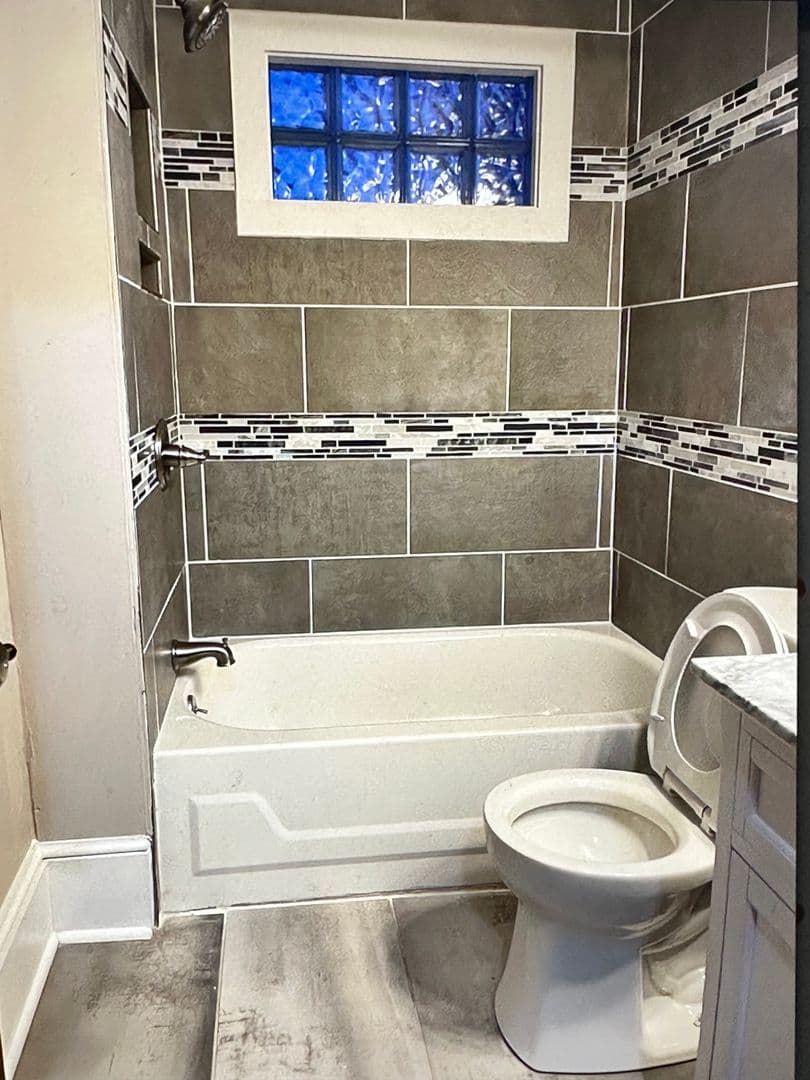 Columbus Apartment: 31-33 E. Blake Ave.