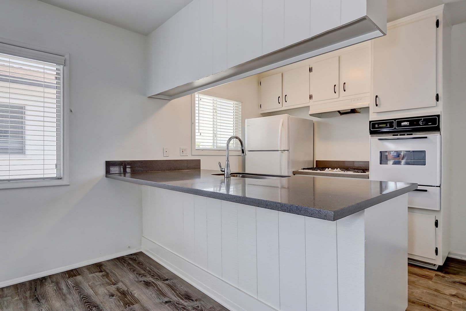 Manhattan Beach Apartment: 1256 Manhattan Beach Blvd