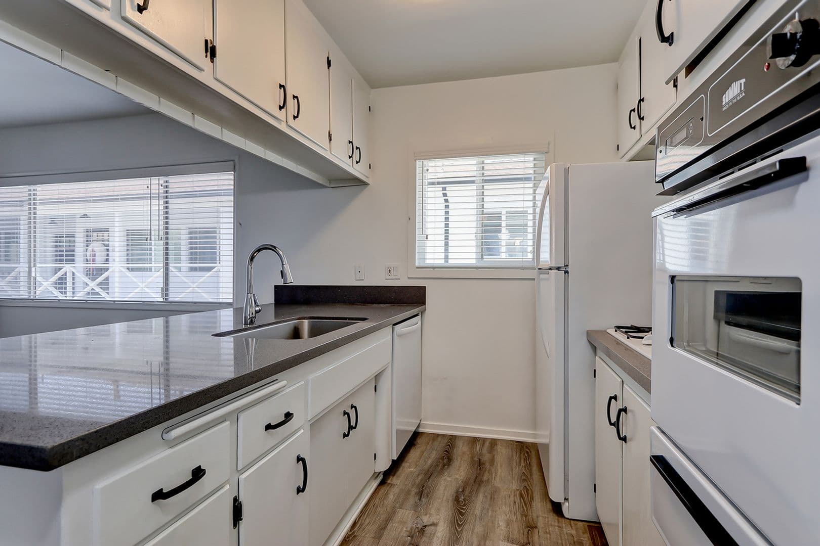 Manhattan Beach Apartment: 1256 Manhattan Beach Blvd