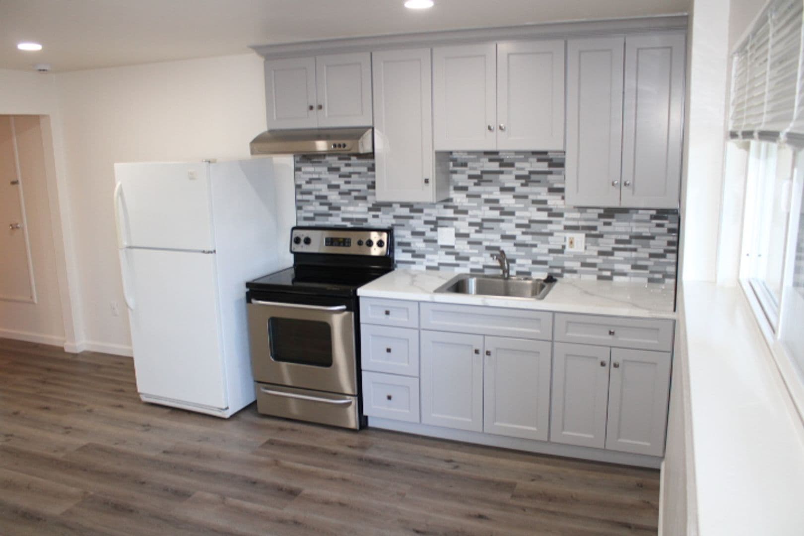 RODEO Apartment: 527 VAQUEROS AVE