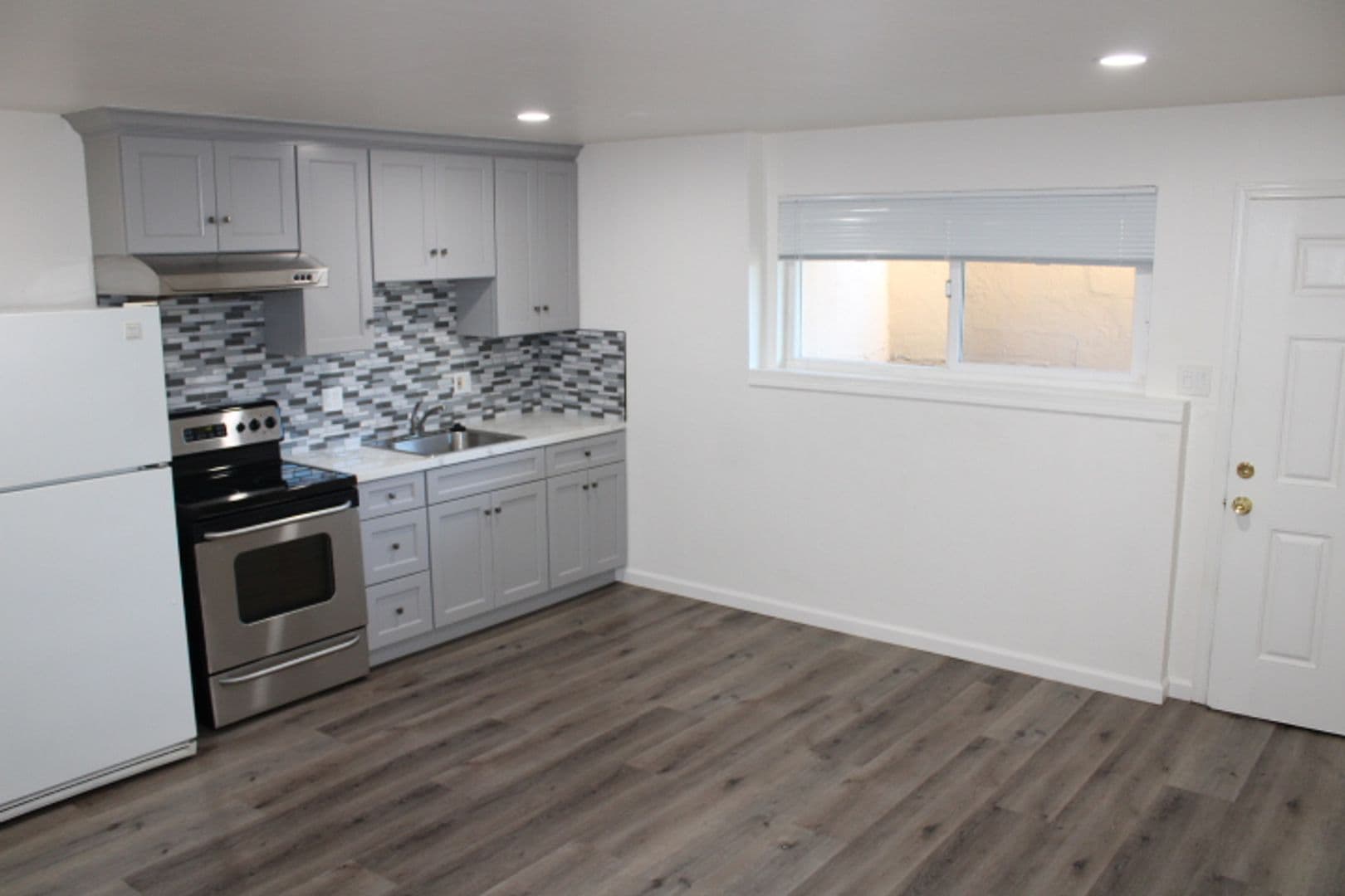 RODEO Apartment: 527 VAQUEROS AVE