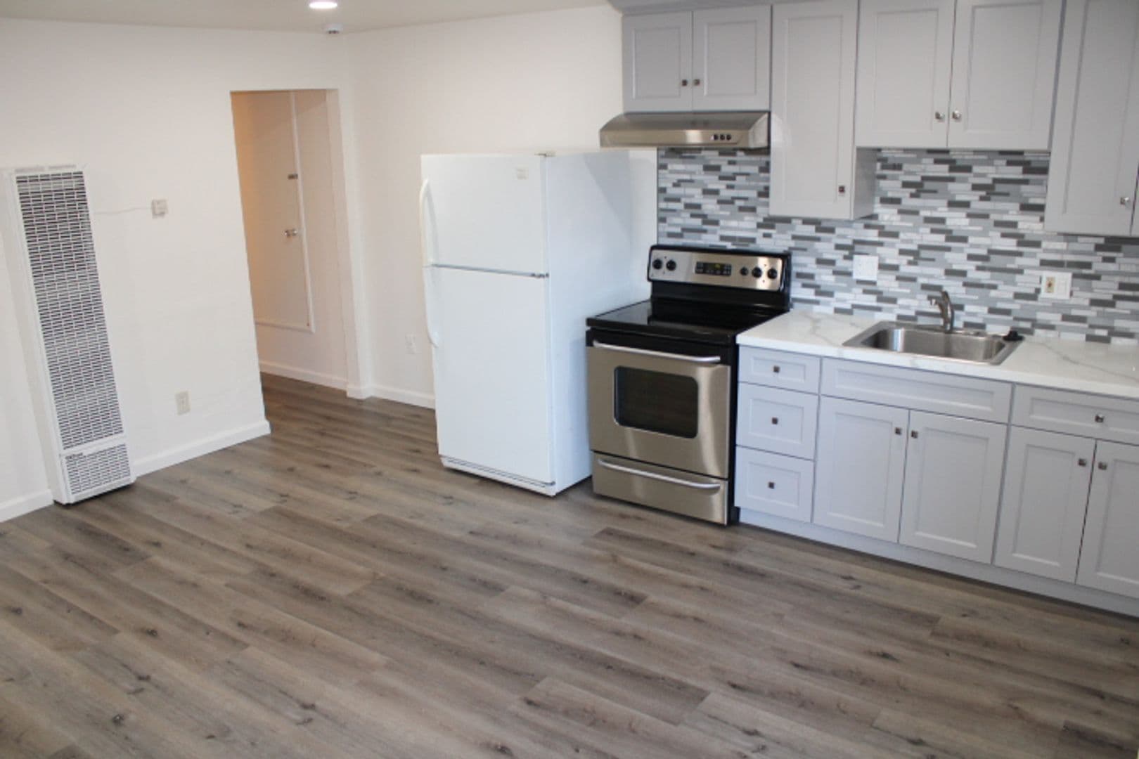 RODEO Apartment: 527 VAQUEROS AVE