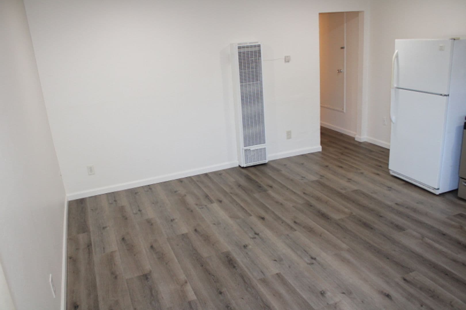 RODEO Apartment: 527 VAQUEROS AVE
