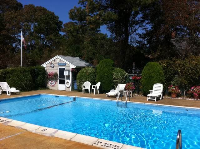 Dennis House: 174 Upper County Road, Unit 1-10