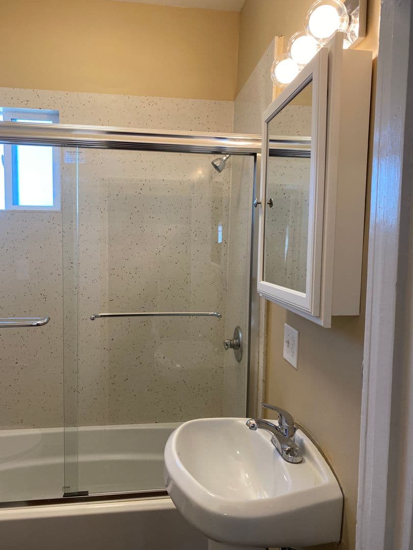 oakland Apartment: 864 34th Street