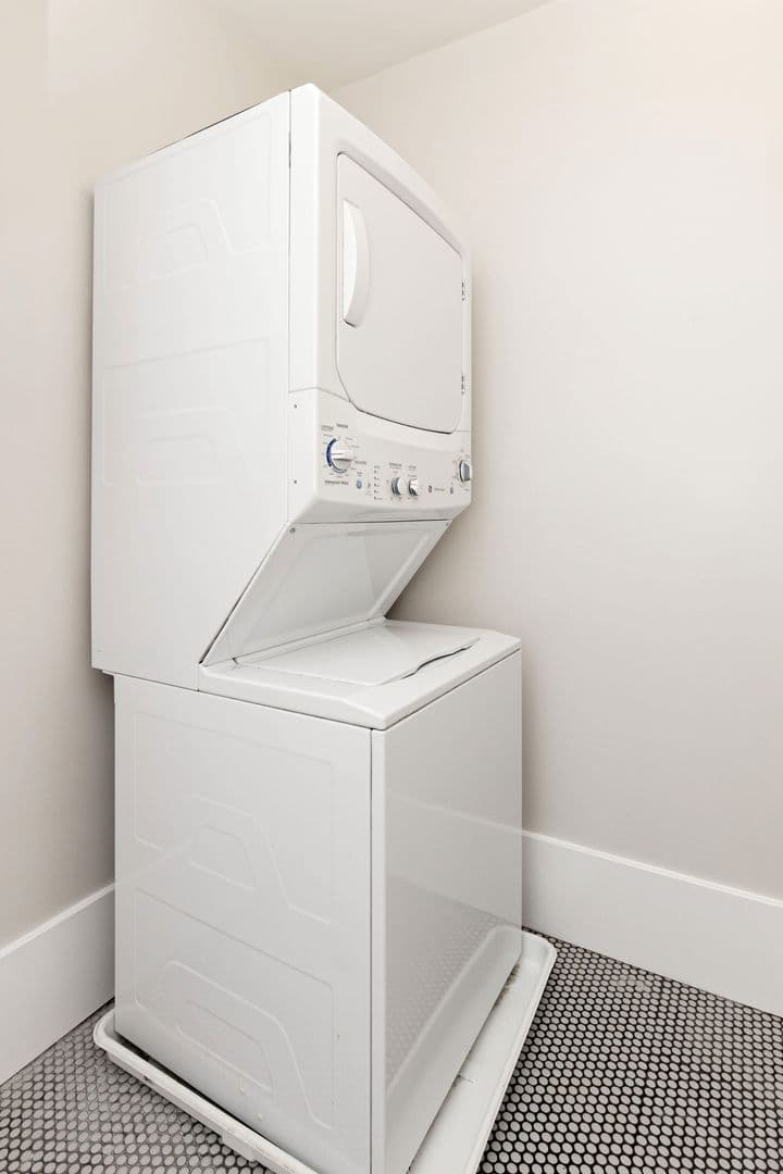 Oakland Apartment: 1605 Clay Street