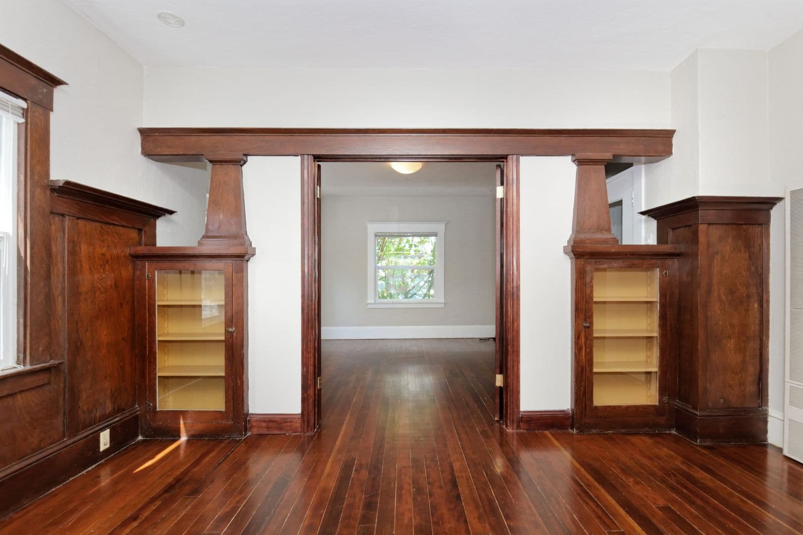 Richmond Apartment: 30 Nicholl Avenue