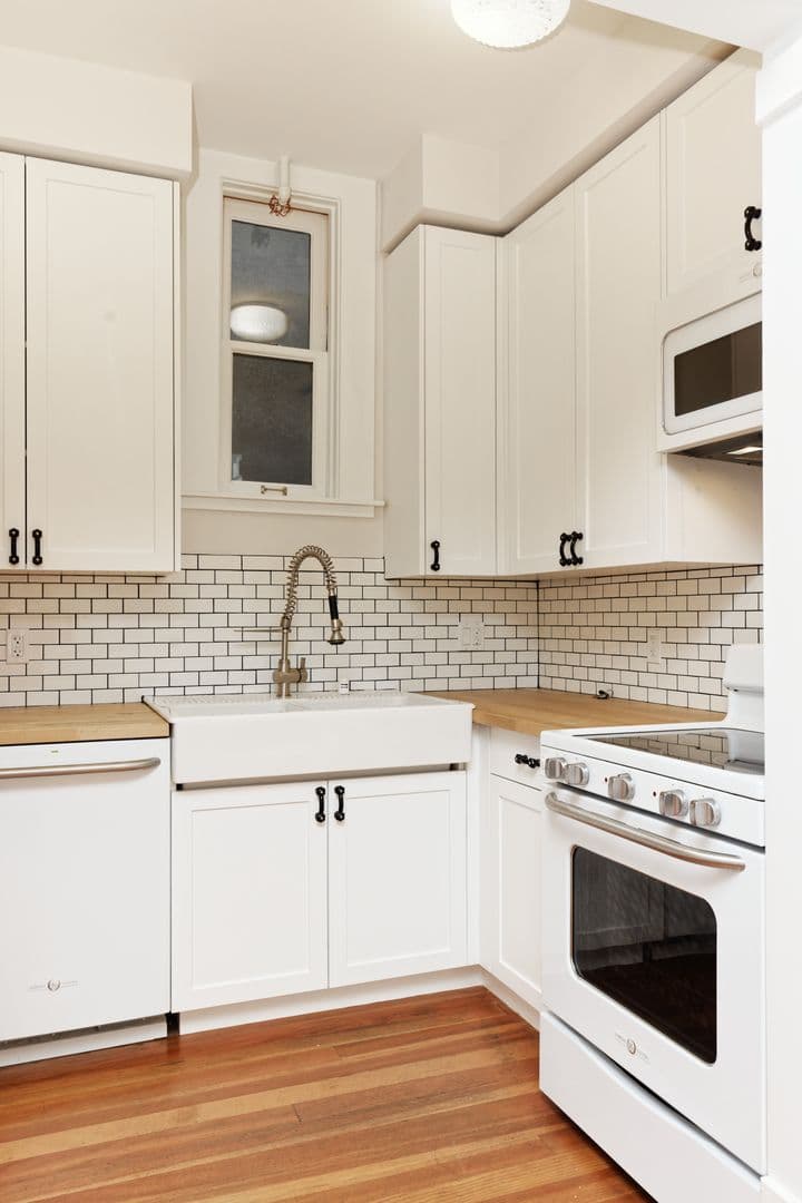 Oakland Apartment: 1605 Clay Street