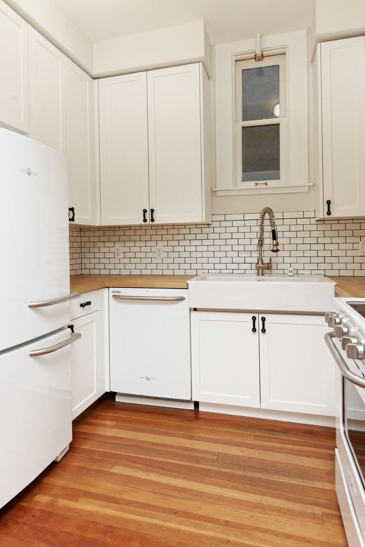 Oakland Apartment: 1605 Clay Street