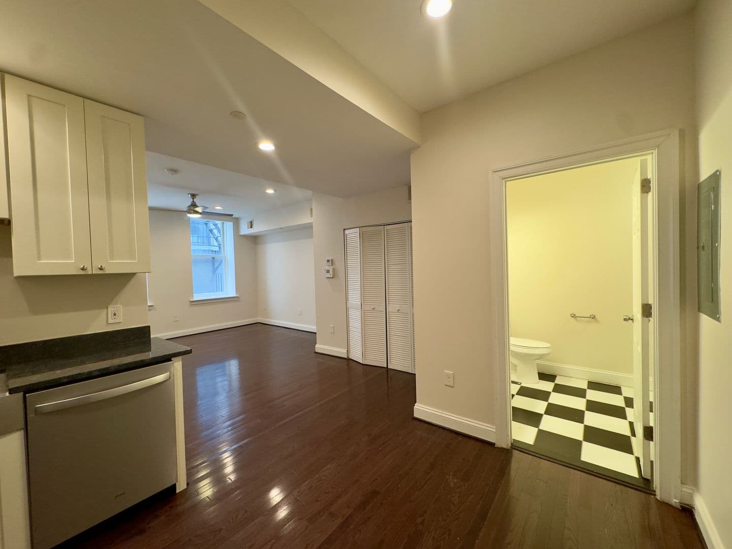 Baltimore Apartment: 208-210 E Redwood St