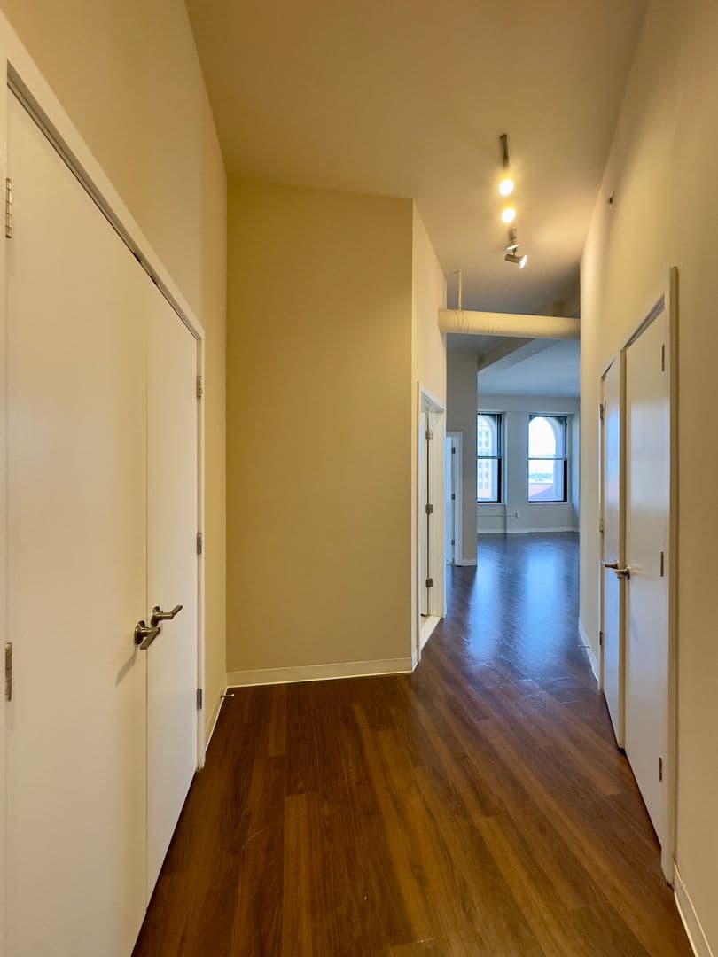 Baltimore Apartment: 10 N Calvert St
