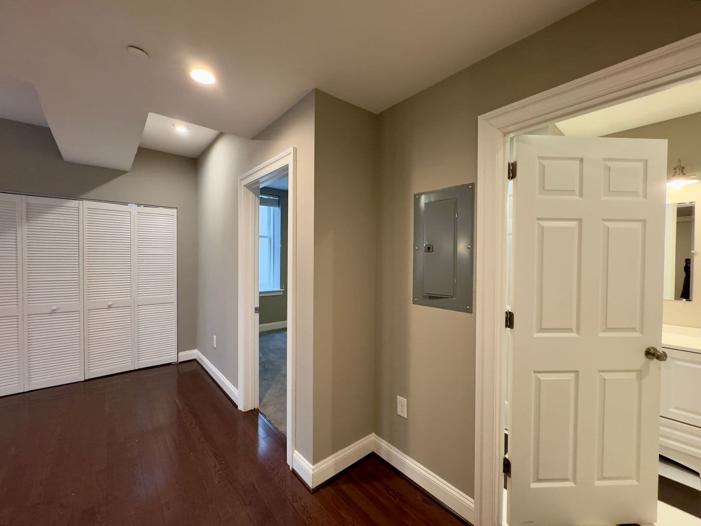 Baltimore Apartment: 208-210 E Redwood St