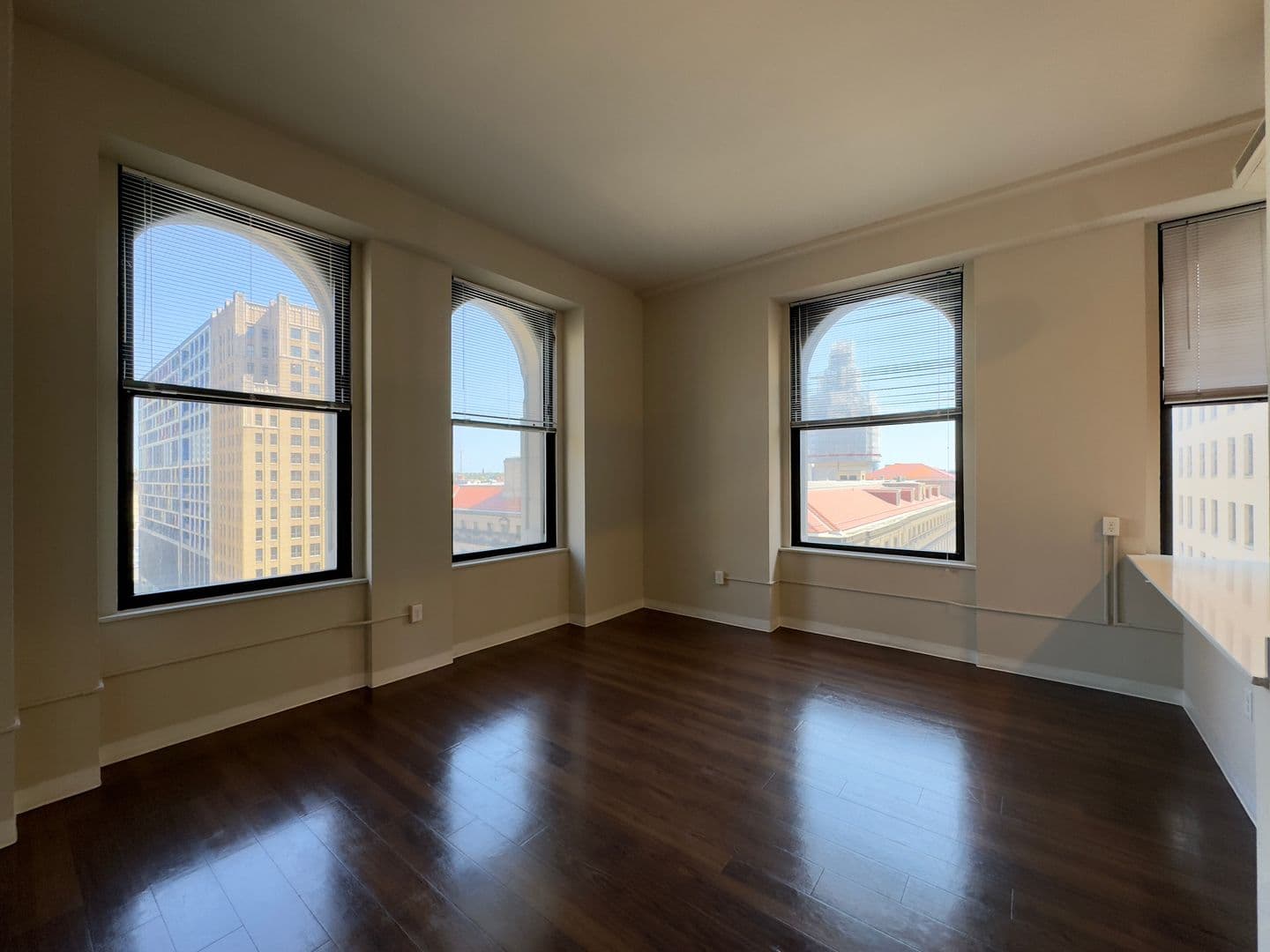 Baltimore Apartment: 10 N Calvert St