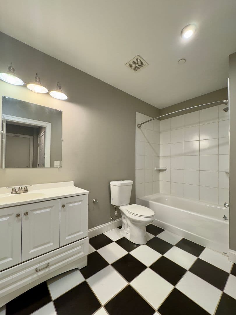 Baltimore Apartment: 208-210 E Redwood St