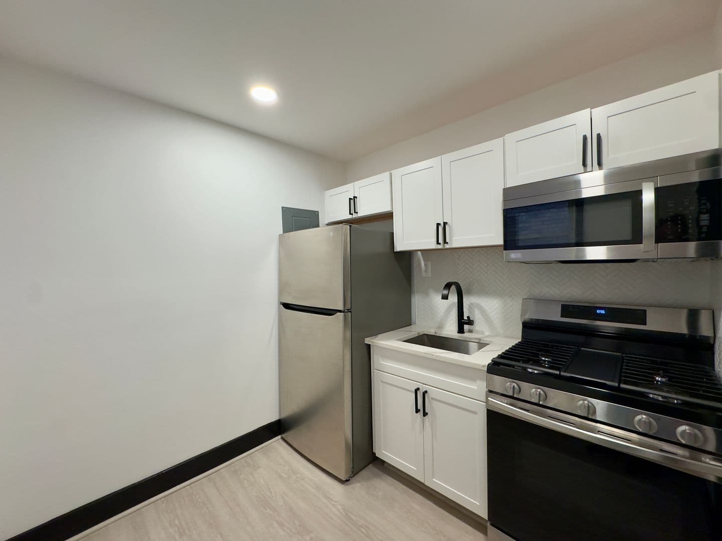 Baltimore Apartment: 816 Park Ave