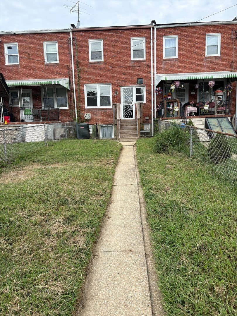 Baltimore Townhome: 433 Oakwood Rd