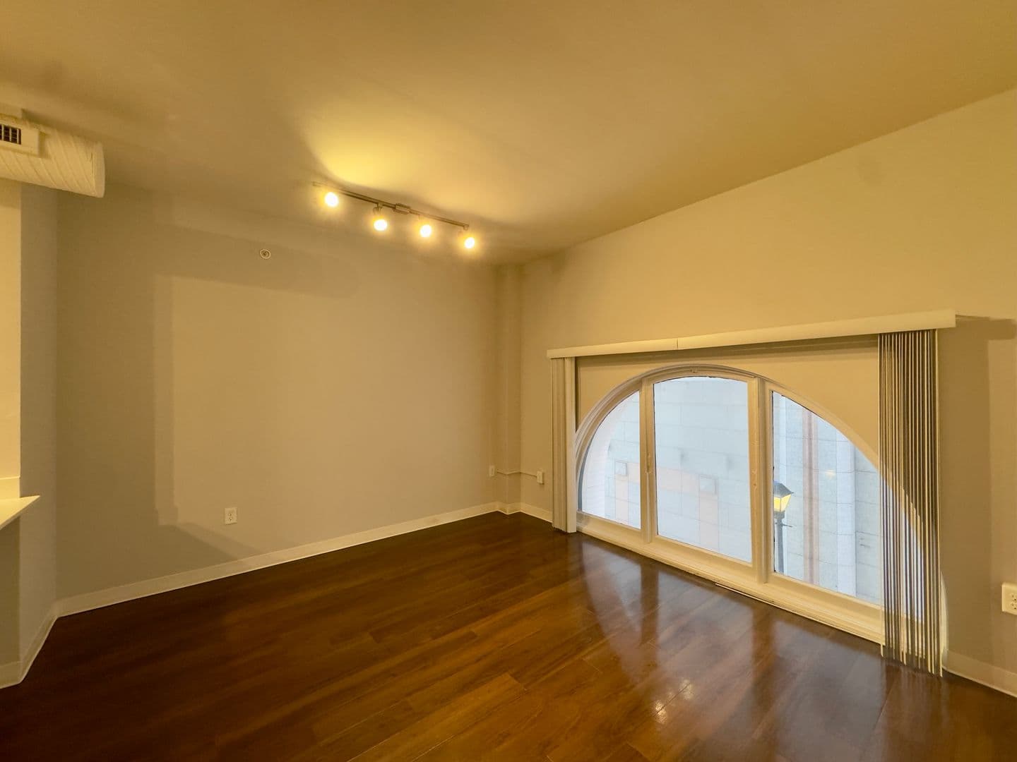 Baltimore Apartment: 10 N Calvert St