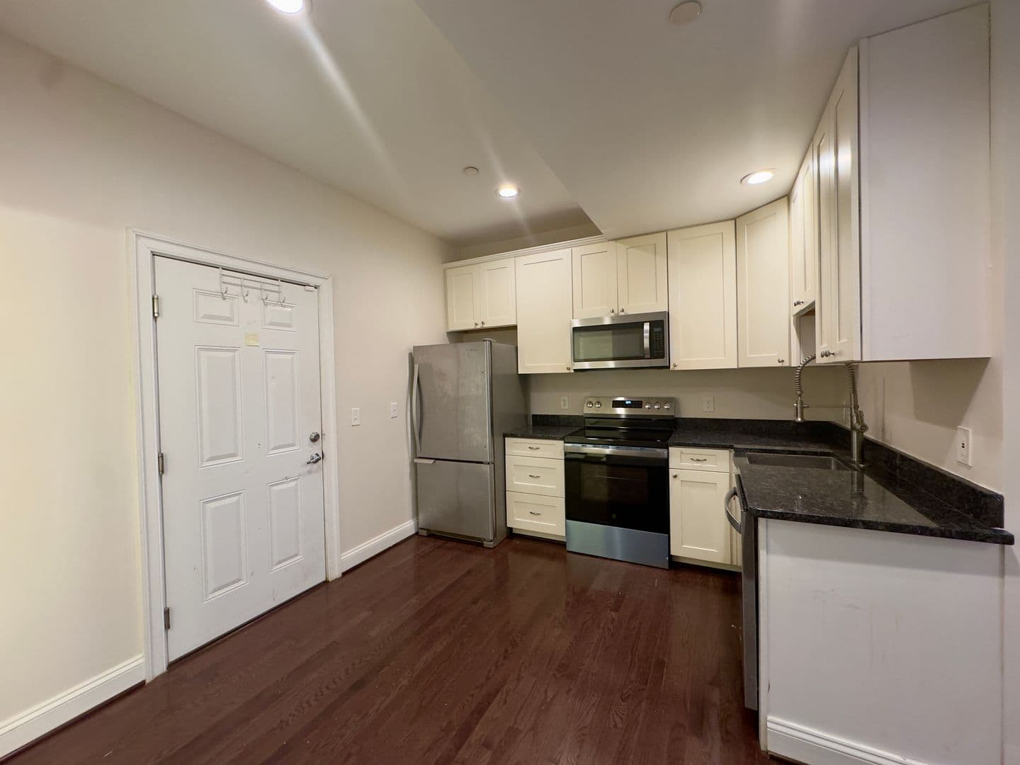 Baltimore Apartment: 208-210 E Redwood St