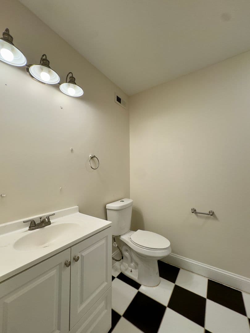 Baltimore Apartment: 208-210 E Redwood St