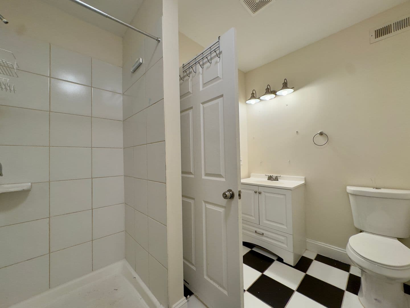 Baltimore Apartment: 208-210 E Redwood St