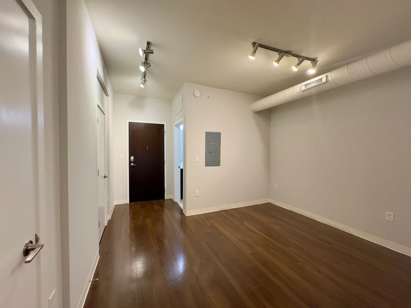 Baltimore Apartment: 10 N Calvert St