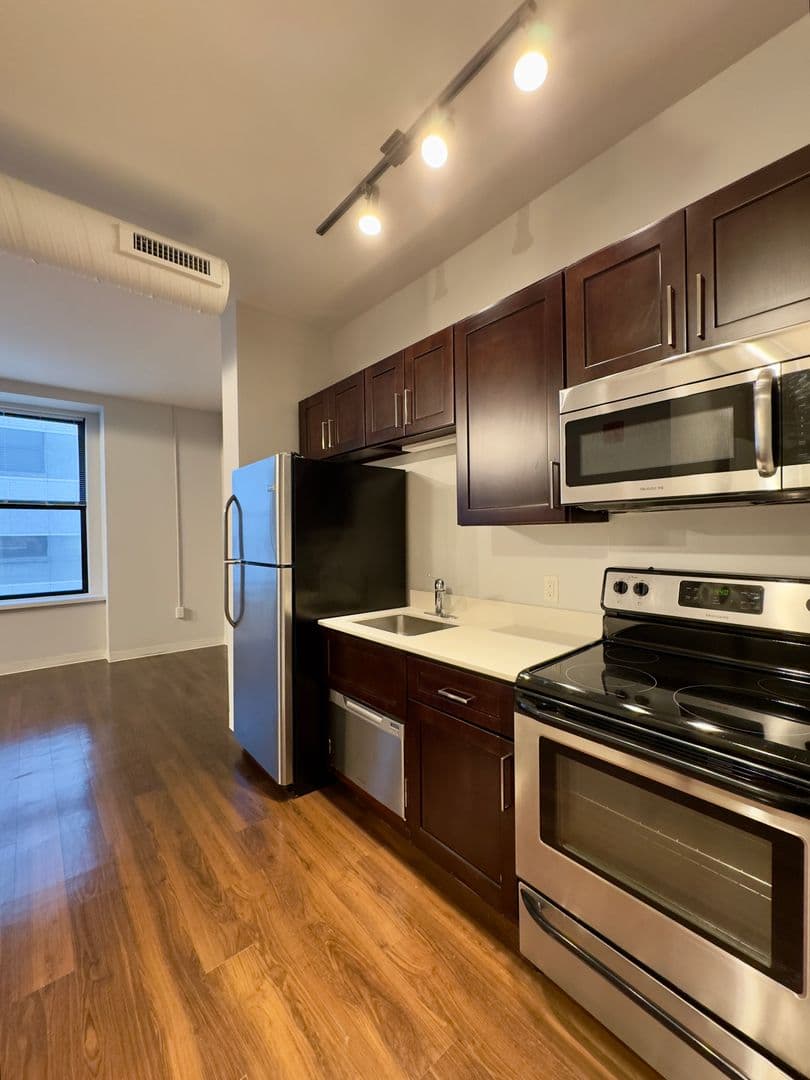 Baltimore Apartment: 10 N Calvert St