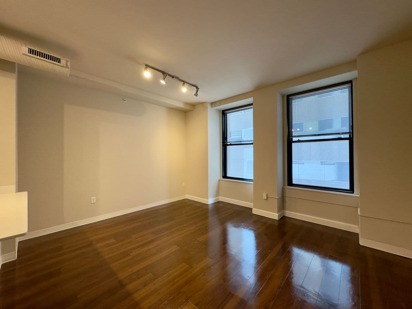 Baltimore Apartment: 10 N Calvert St