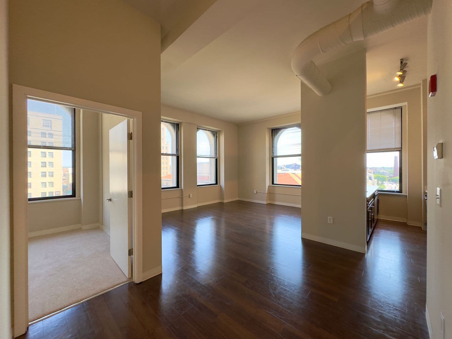 Baltimore Apartment: 10 N Calvert St