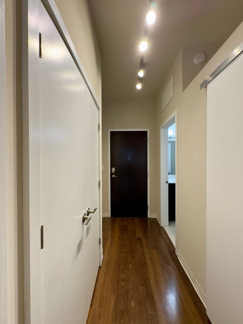 Baltimore Apartment: 10 N Calvert St