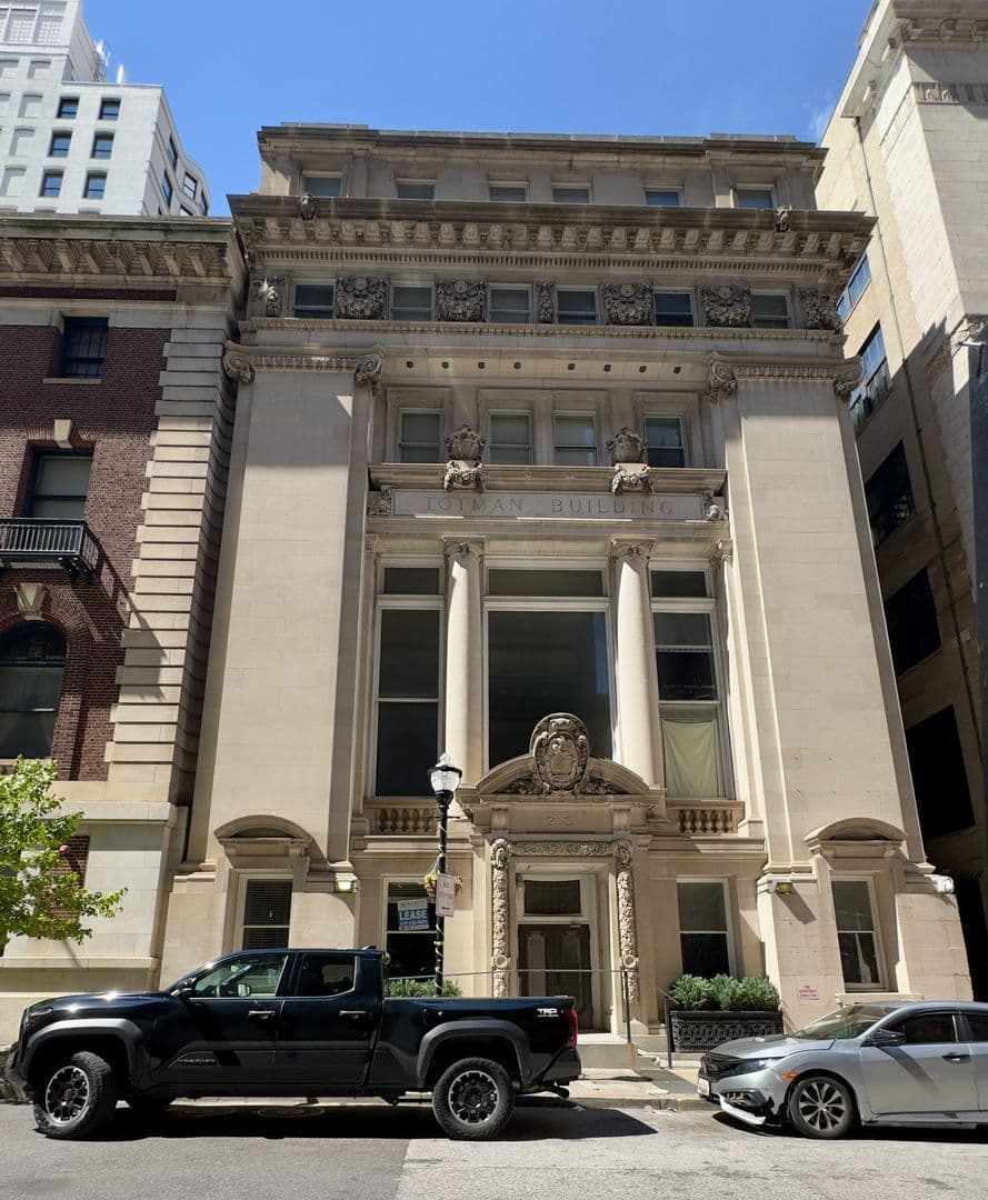 Baltimore Apartment: 208-210 E Redwood St