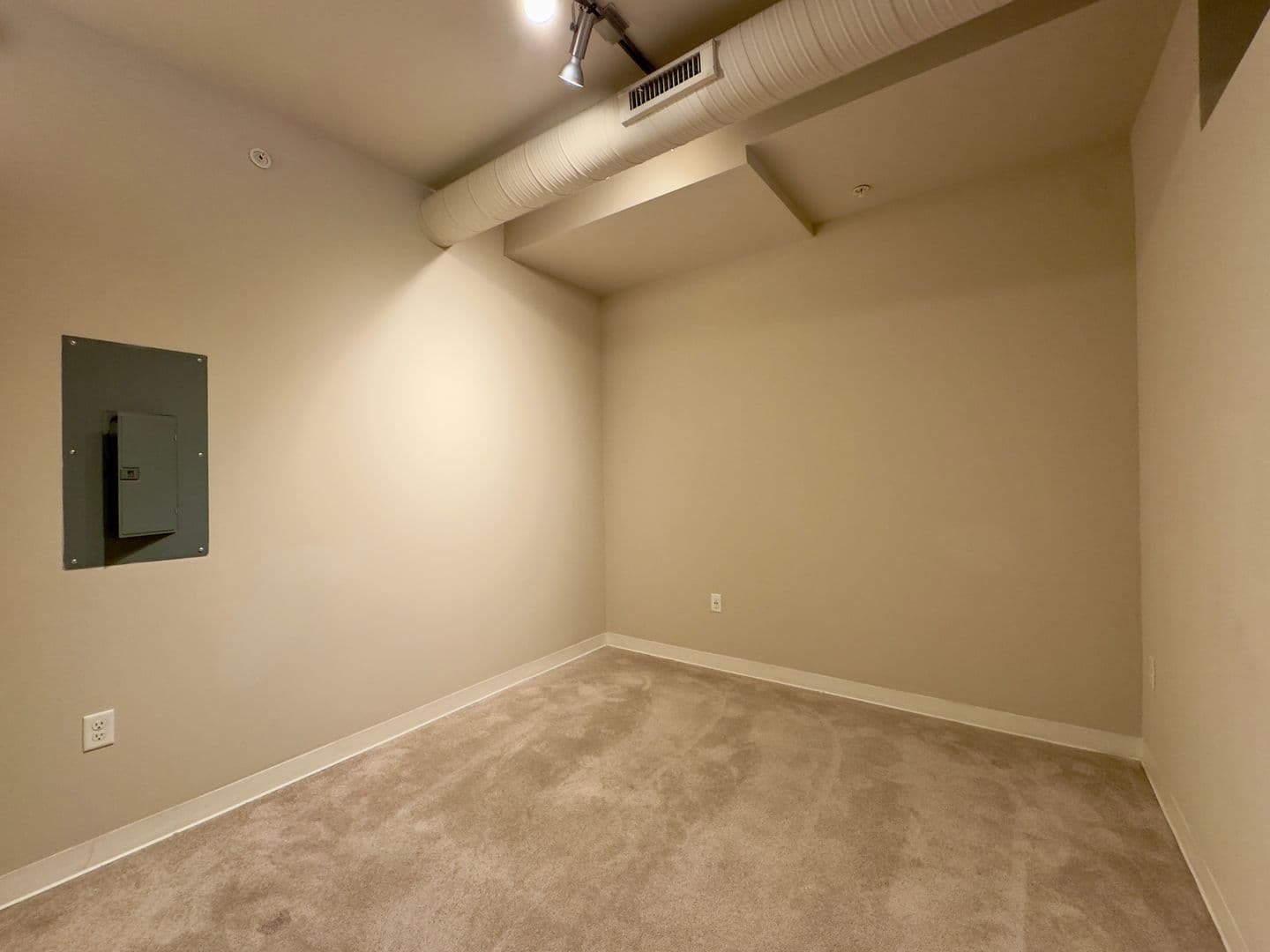 Baltimore Apartment: 10 N Calvert St