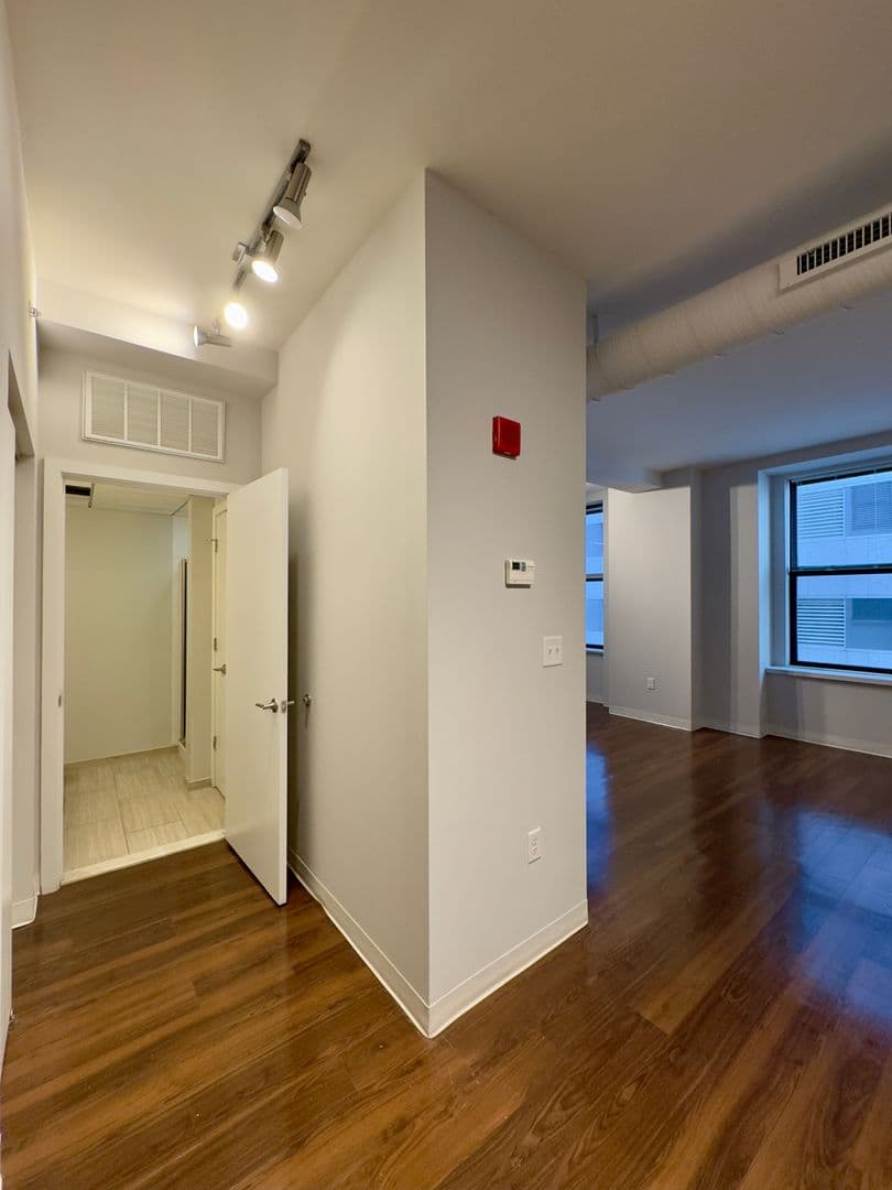 Baltimore Apartment: 10 N Calvert St