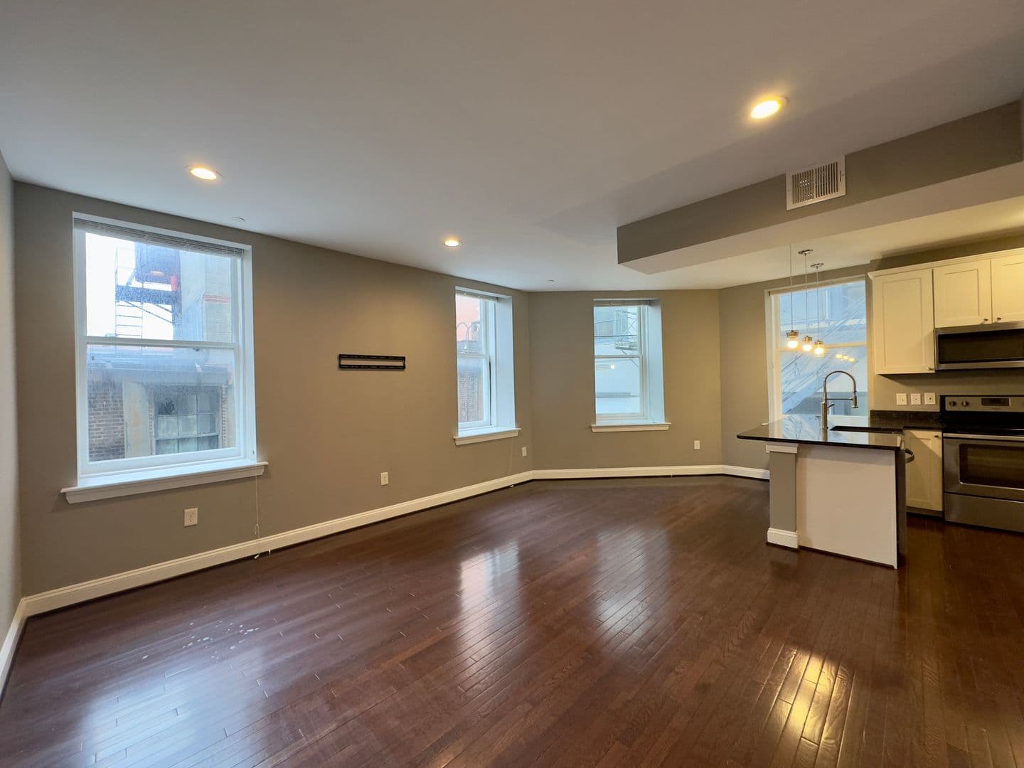Baltimore Apartment: 208-210 E Redwood St
