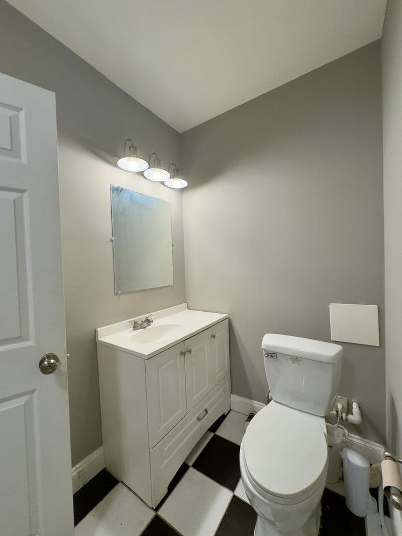 Baltimore Apartment: 208-210 E Redwood St