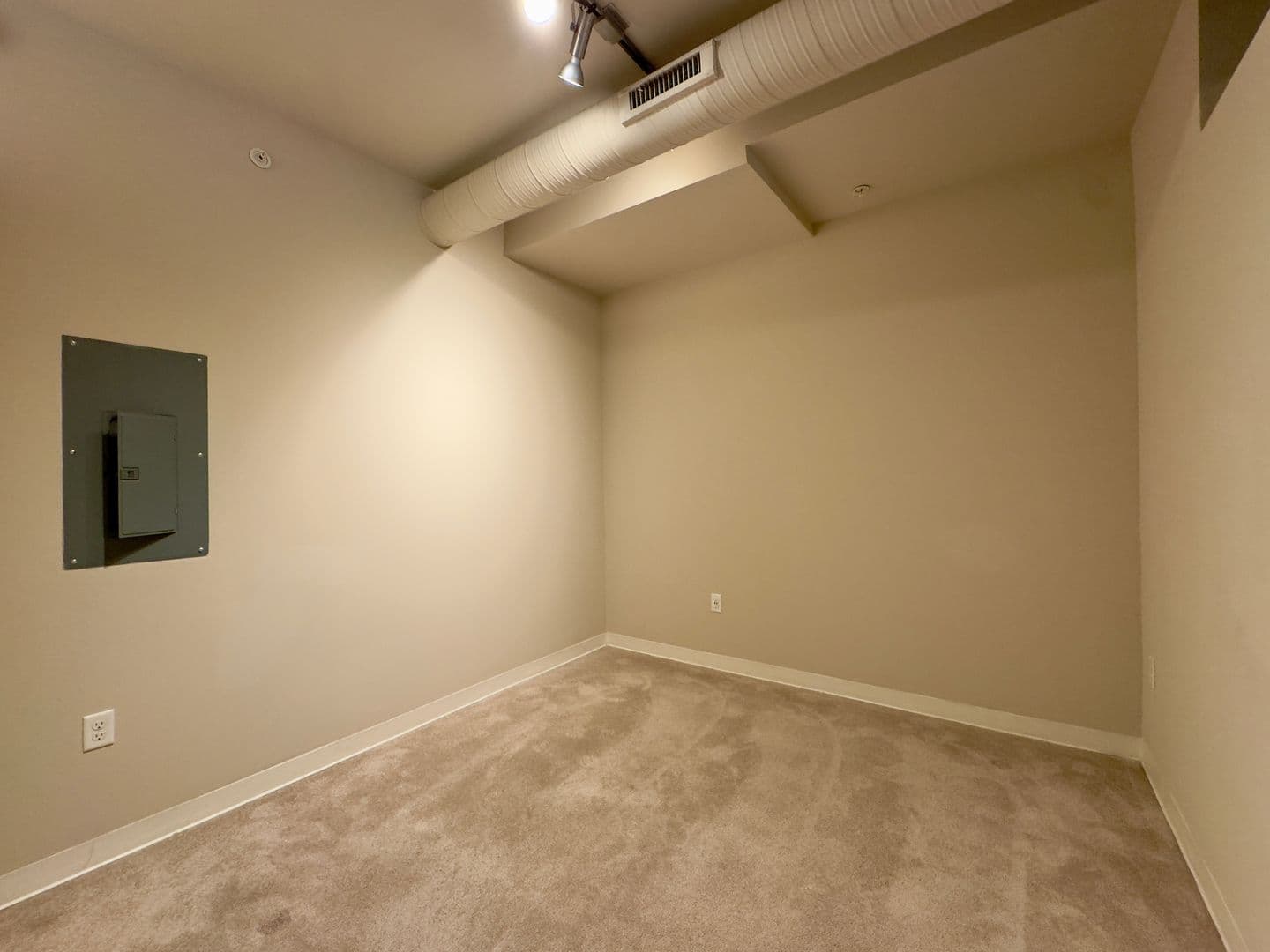 Baltimore Apartment: 10 N Calvert St