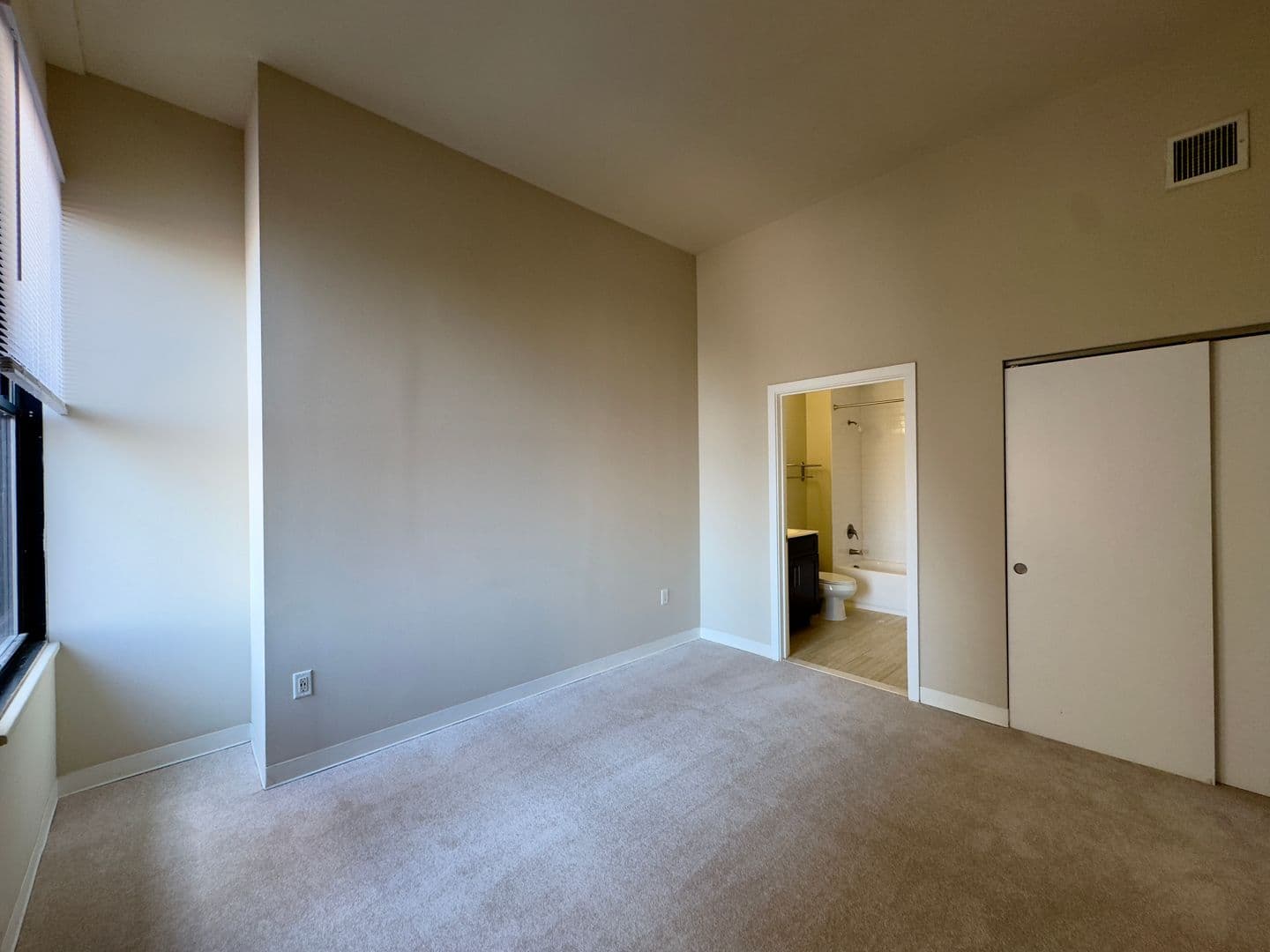 Baltimore Apartment: 10 N Calvert St
