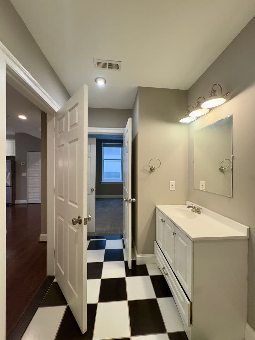 Baltimore Apartment: 208-210 E Redwood St