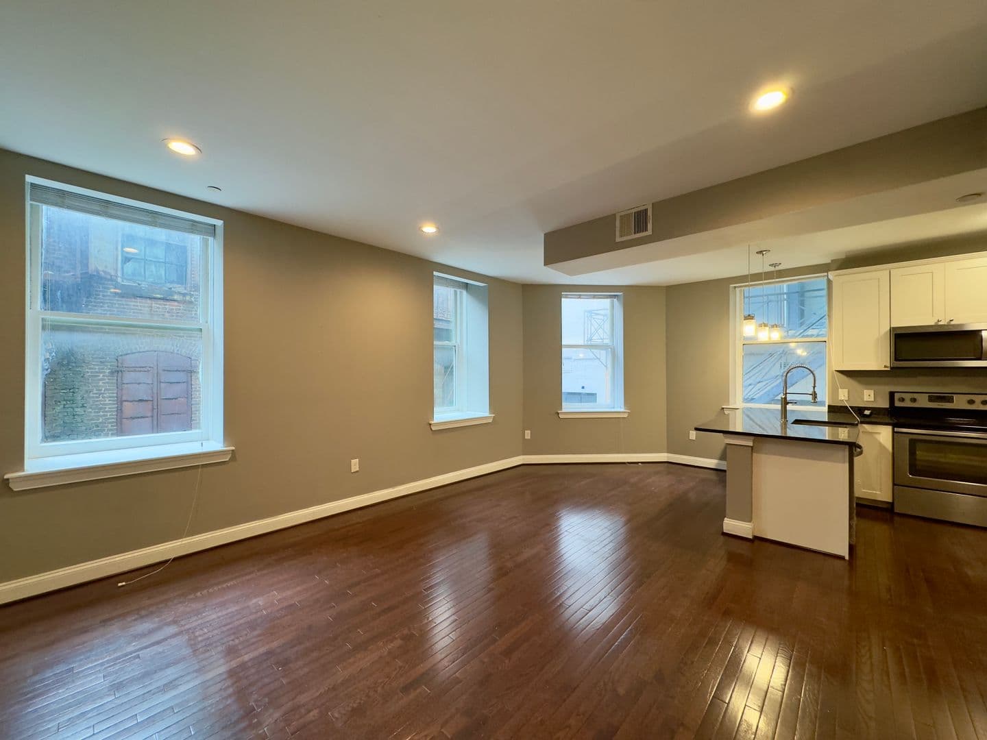 Baltimore Apartment: 208-210 E Redwood St
