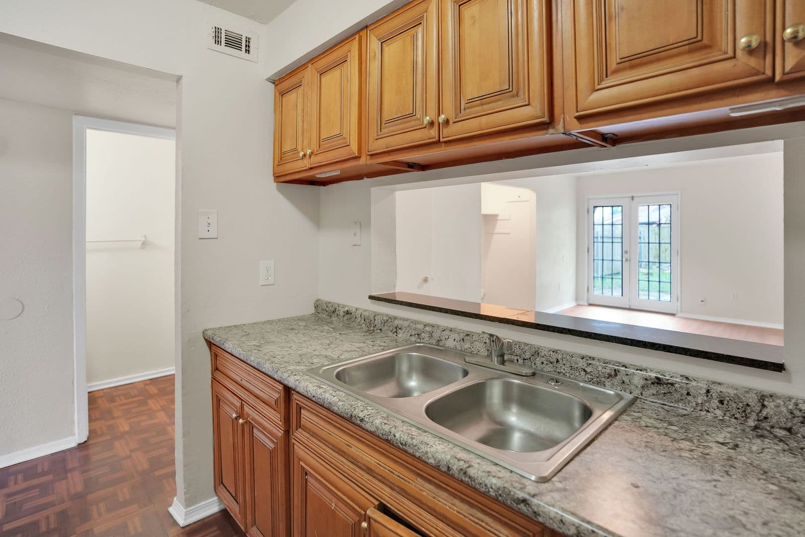 Terrytown Apartment: 500-502 Behrman Hwy