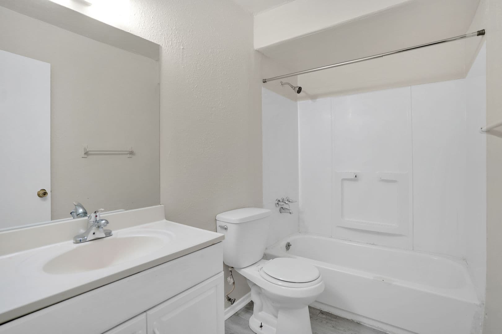 Terrytown Apartment: 500-502 Behrman Hwy
