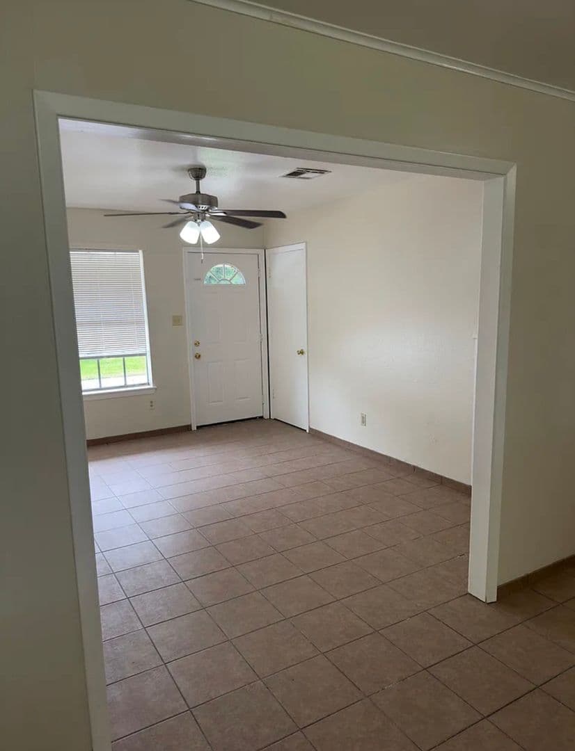 Lafayette House: 214 Guidry Road
