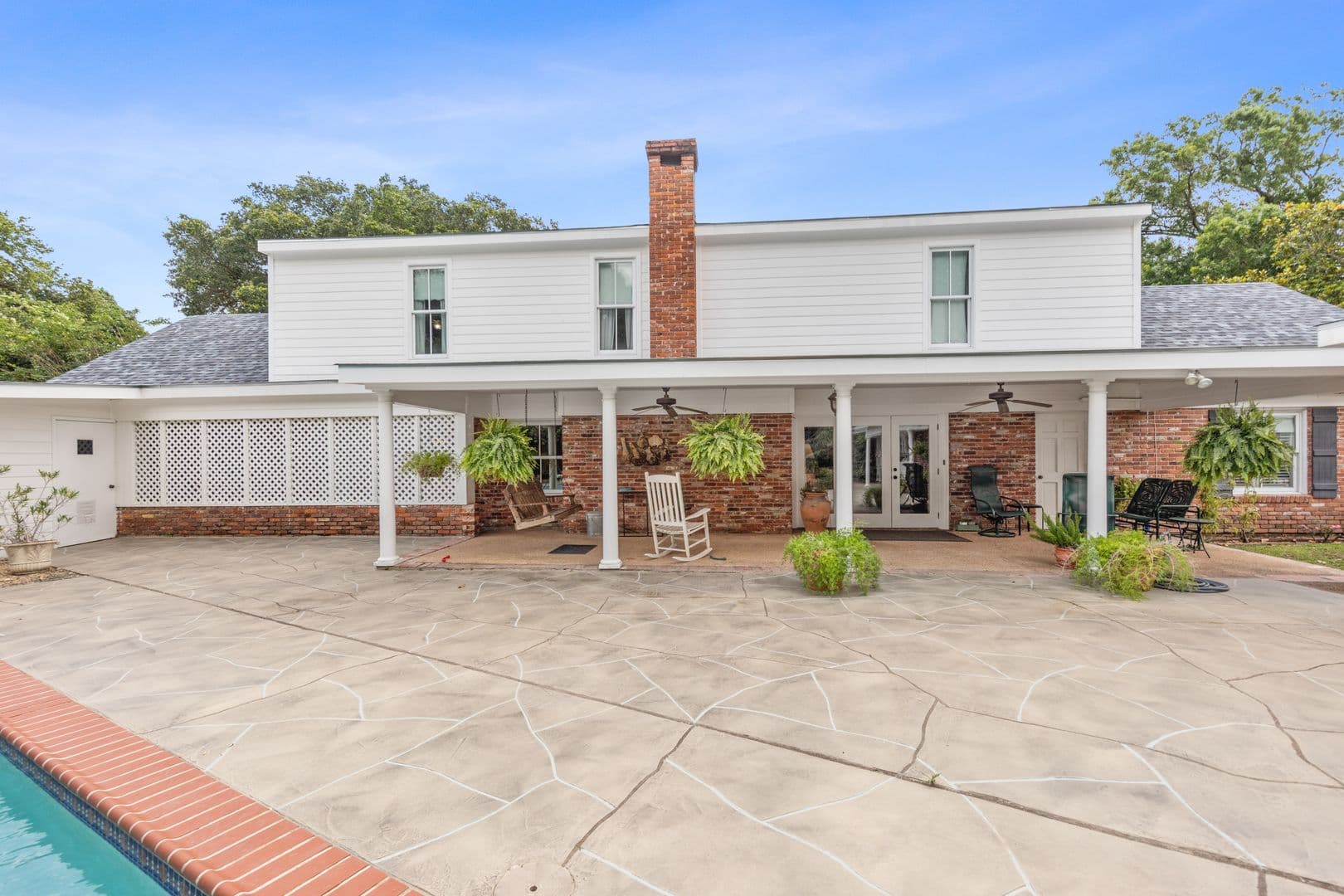 Broussard Apartment: 1026 S Morgan Avenue