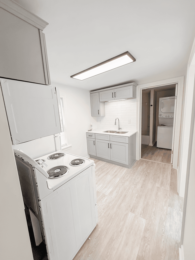 Lafayette Apartment: 502 General Mouton Avenue