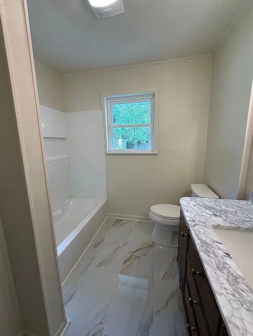 Lafayette House: 214 Brentwood Blvd