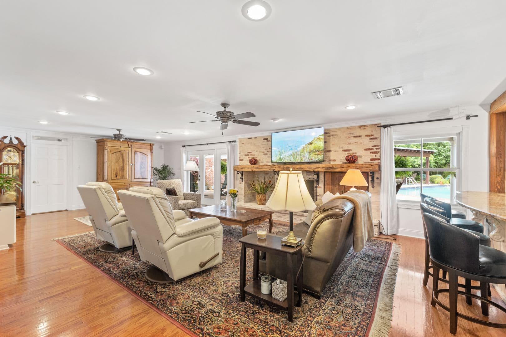 Broussard Apartment: 1026 S Morgan Avenue