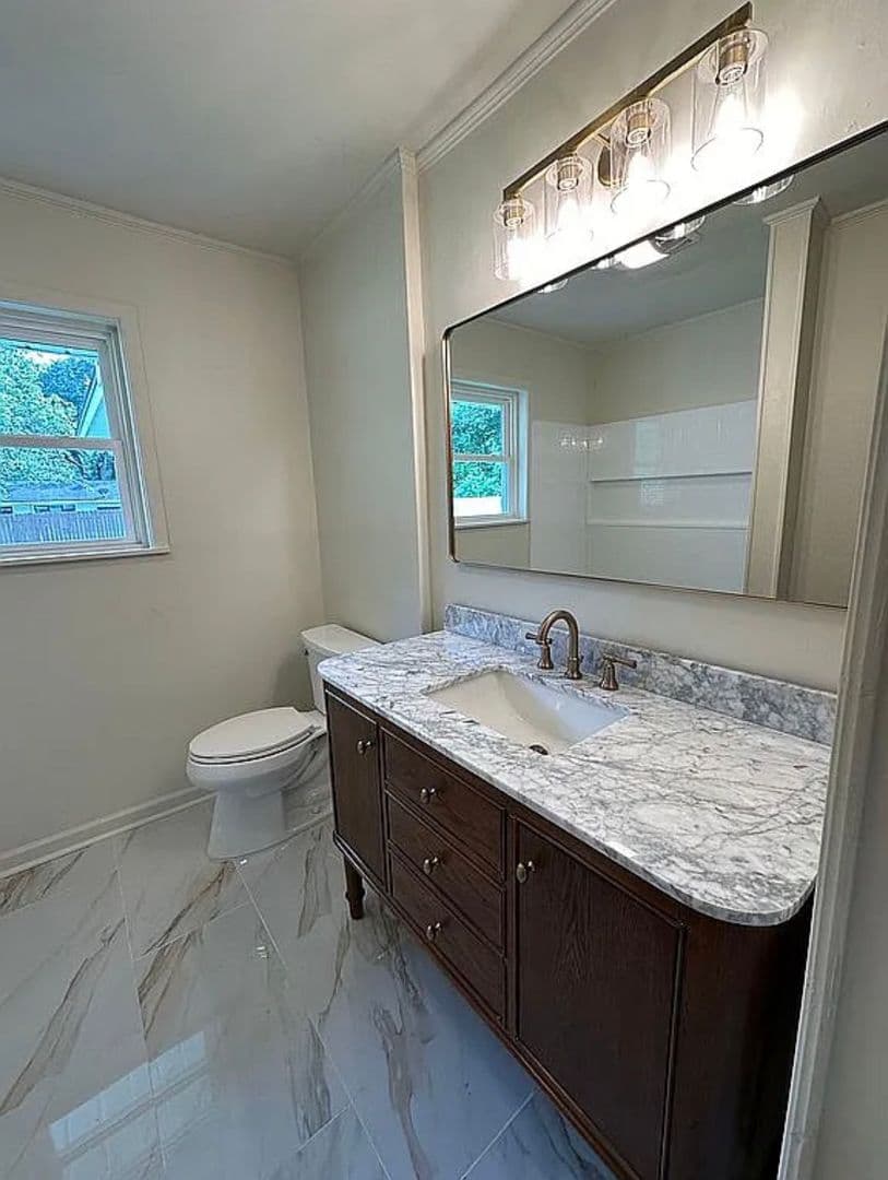 Lafayette House: 214 Brentwood Blvd