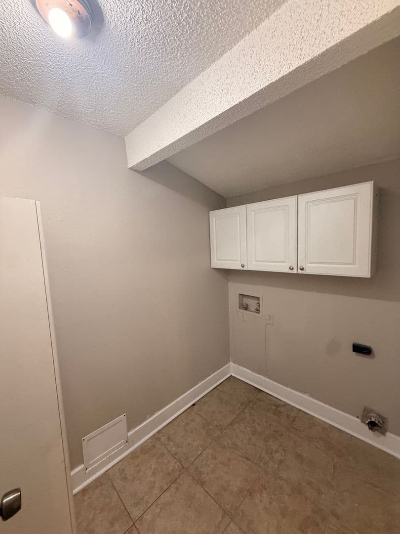 Lafayette House: 108 Pamela Drive